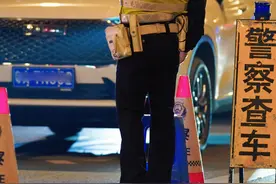 分心驾驶要不得！网约车司机边开车边唱K被处罚图片