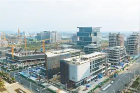 海口江东新区：城市综合体“蓬勃生长”图片