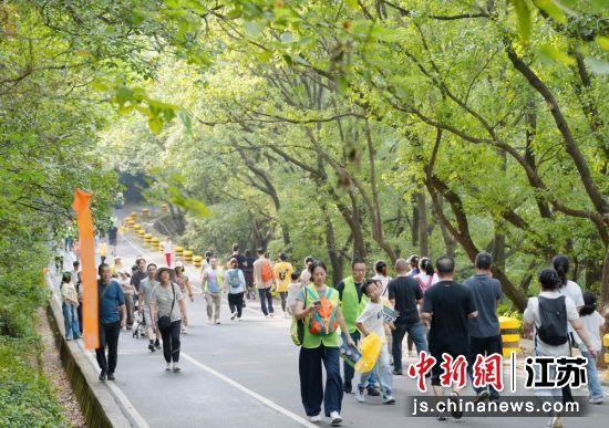 无锡400余组亲子家庭徒步惠山登高寻秋