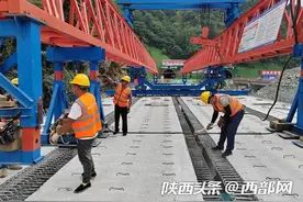 节日我在岗丨安岚高速岚皋至陕渝界加快建设 大巴山特长隧道已掘进78.3%图片