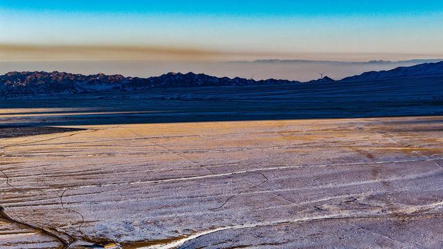 在黑山草原，邂逅淡蓝雪影与鎏金峰顶的浪漫