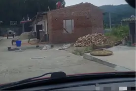 四川村民称家门口的路被“违建”鸡棚霸占！村委会：正协商图片