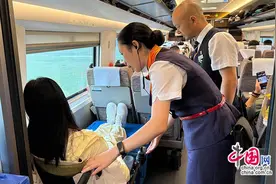 旅客术后独自乘车，列车长暖心调座化解难题图片