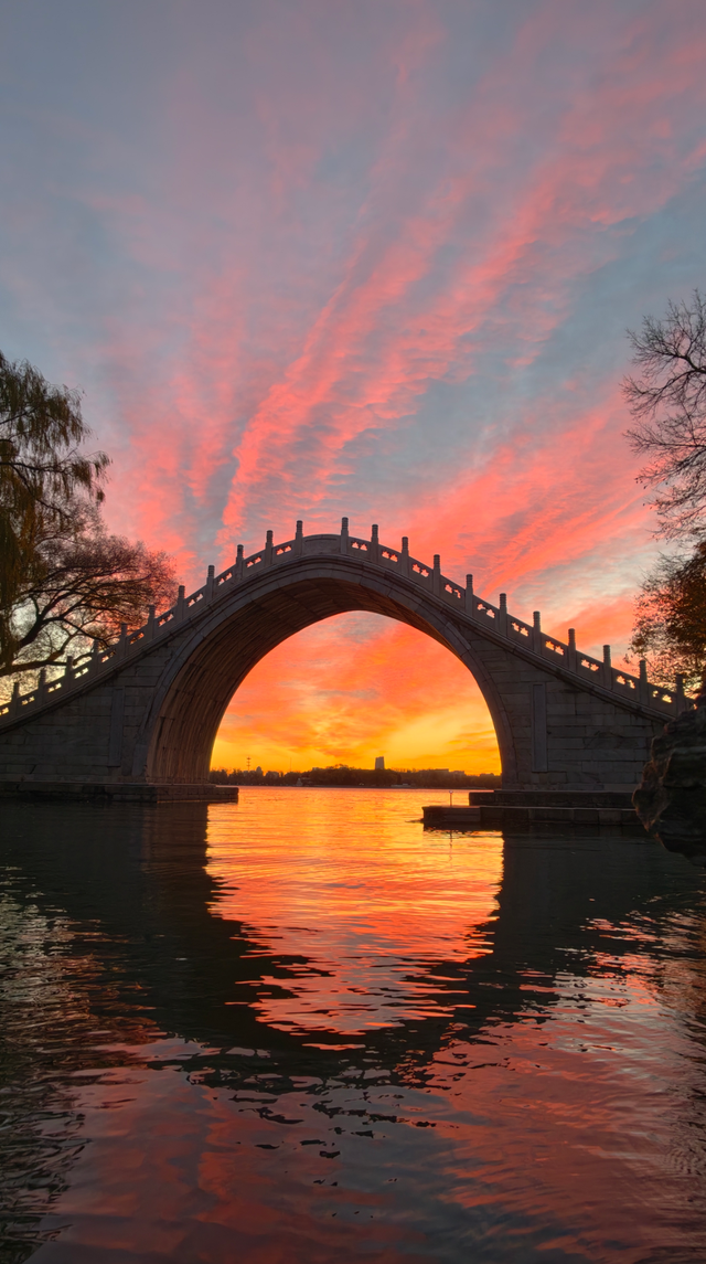 朝色漫染，天空披彩，北京的晨光太治愈了！