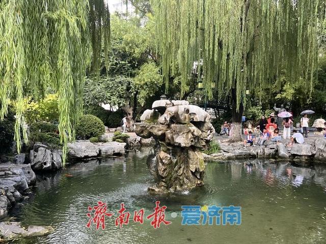 一年四季 泉在济南丨降雨过后月牙泉喷涌欢畅 再现“月牙飞瀑”美景