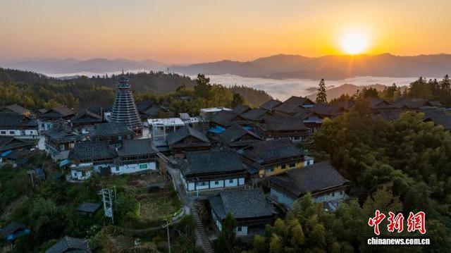 贵州从江：初冬云海绕侗寨