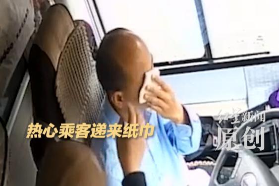 玻璃袭眼公交司机冷静停车护住16人 成都医生抢救英雄公交司机：左眼保住了，右眼分步康复
