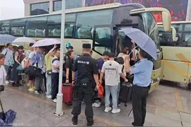 暴雨致列车停运 四川达州转运旅客3500余人图片