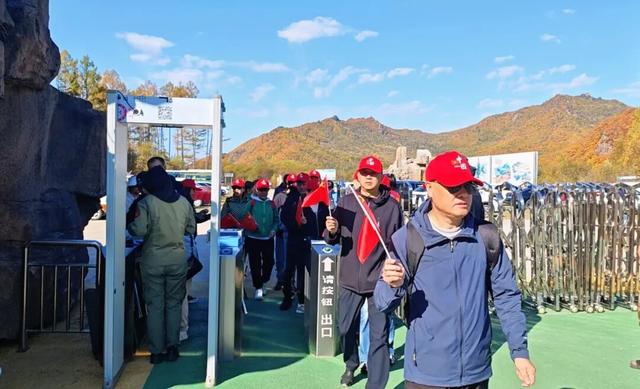 观“五花山”色 享生态康养｜伊春，藏不住了！“林都红”火爆出圈，景区人气爆棚！