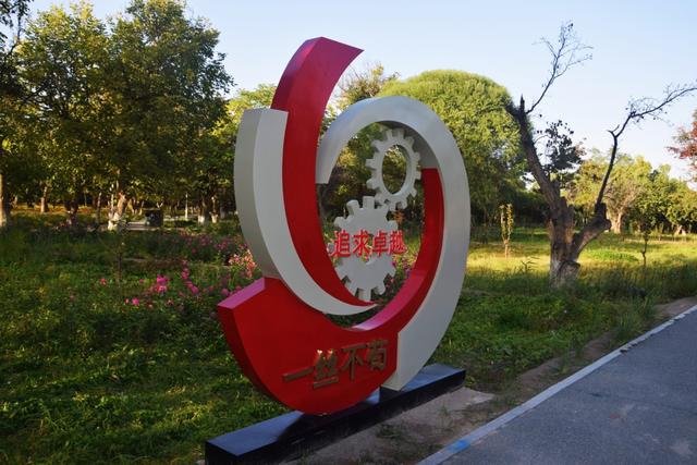组图丨武威：草木间立精神 园景中润人心