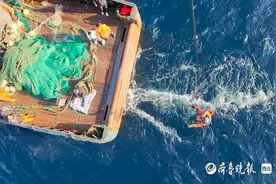 黄海海域上演“生死时速”：渔民脑出血命悬一线，直升机跨海救援图片