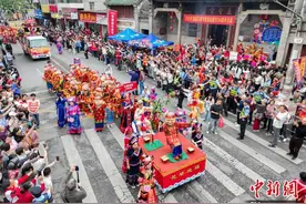 广西南宁蒲庙镇民众欢庆“花婆节”图片