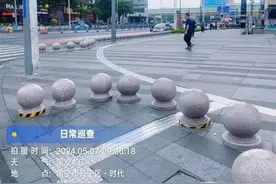 残障人士走盲道被石墩阻挡，马路上的石阵该如何破解图片