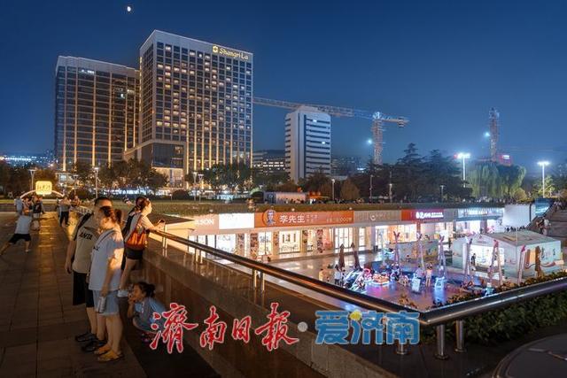 一年四季 泉在济南丨泉城广场喷泉点亮璀璨夏夜，市民夜游享清凉