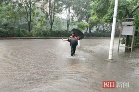 雨中暖心一幕：七旬太婆蹚水乘公交，综合执法队员抱她转乘图片