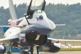 空军“八一”飞行表演队抵达珠海航展中心图片