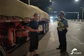 严查超载、超长 潍坊公安交警重拳治理货车违法图片