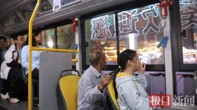 湖北竹溪开通免费夜游巴士，点亮假期夜间经济