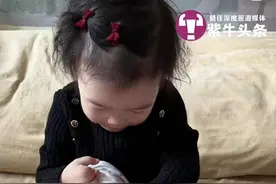 因罕见病肢体残缺 两岁娃独立穿戴假肢站了起来 妈妈发布视频获近10万点赞图片
