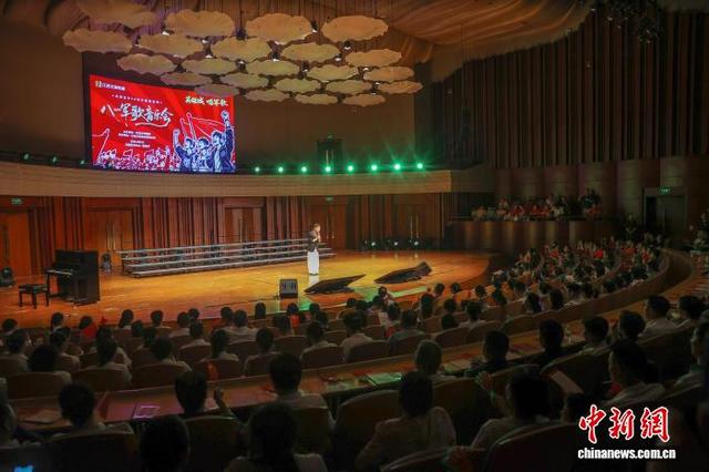 江西南昌举行“八一军歌音乐会”