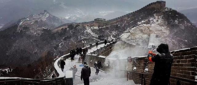 雪拥雄关，八达岭长城变诗意水墨画