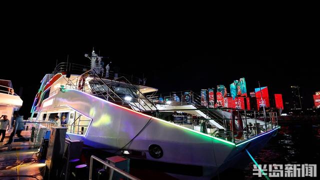 外籍嘉宾乘船夜游浮山湾，感受岛城璀璨夜景与人文魅力