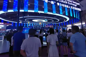 云端看南博丨科技感拉满！这个仿生人形机器人绝了图片