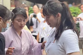 七夕乞巧邂逅“中式浪漫”，华裔青少年走进珠村体验非遗魅力图片