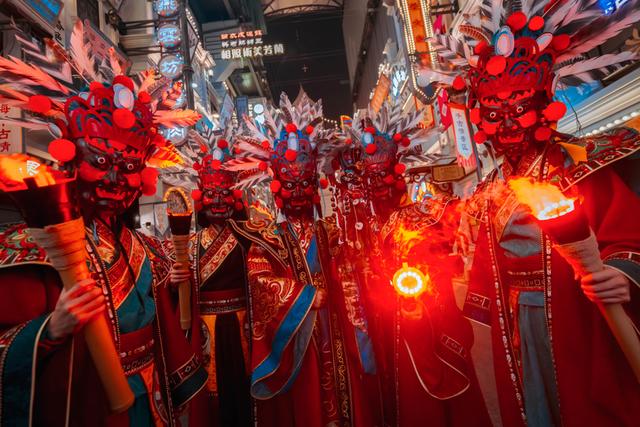 跟着温兆伦逛黄河路，看非遗火技祭火拜月，双节去上海千古情看“火人狂欢节”