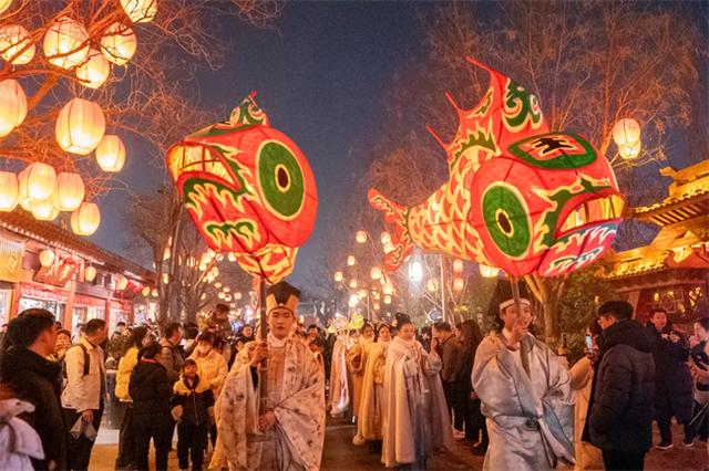 跨年夜福利：与南征北战组合一起，在河南开封清明上河园点亮我的天空！一起激情跨年，一起热血狂欢！