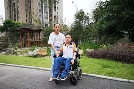 重庆一母亲照顾患罕见病儿子18年：医生说他很可能活不过18岁，我们成功打破预言图片