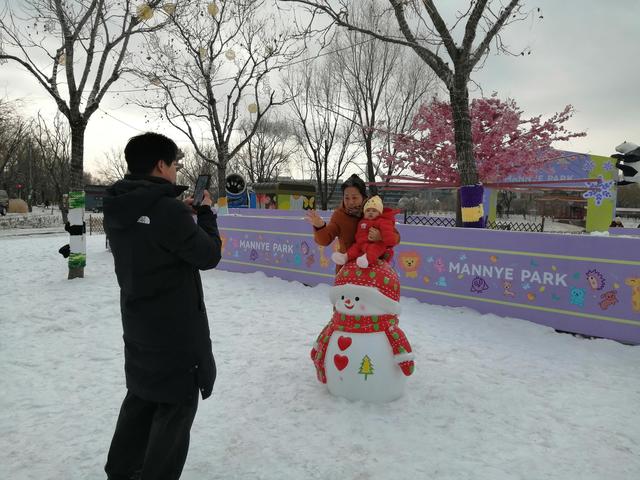 市民在首钢园游玩赏雪
