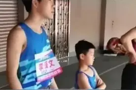 男子400米赛场惊现“小孩哥”！妈妈一次“乌龙”，意外获苏炳添“比心”图片