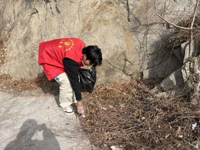 【青春护绿志愿行，环境焕新我先行】文县团委积极组织“返家乡”大学生参与环境卫生整治