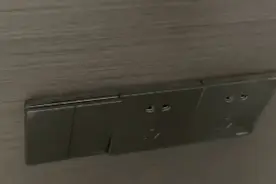 热搜第一！女子称退租时遭房东等5人查房定损，当地回应图片