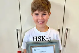 外国9岁小孩哥“炫耀”汉语水平考试5级，中国网友在线出题，火星文都请出来了图片