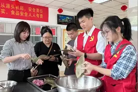 福州外语外贸学院开展端午节敬老院慰问活动图片