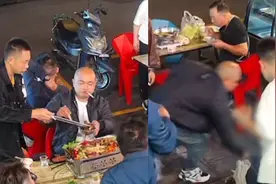 光头大哥打包整盘餐食赠给残疾男孩，老板娘：男孩下跪感谢时他还一把拉起，很感动视频封面