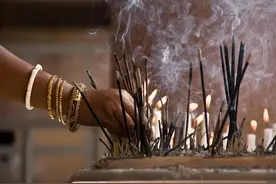 两人“做法事”被指控为诈骗，崇拜迷信是个人自由吗？图片