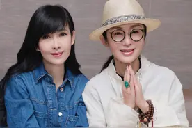 56岁周慧敏晒与张敏重逢照，网友：颜值依旧图片
