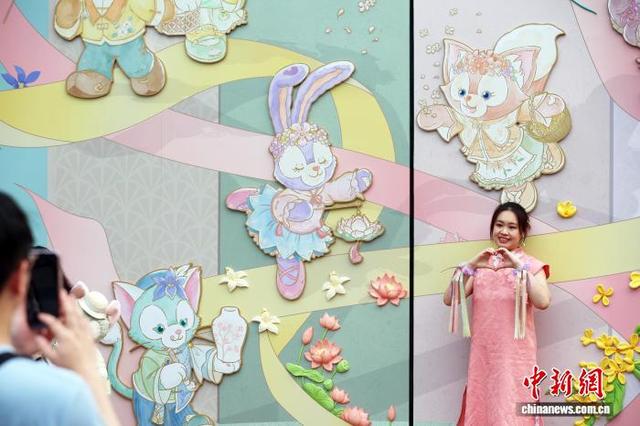 上海迪士尼乐园萌聚达菲月吸引游客共享欢乐时光