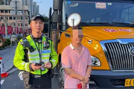 直击开学首日交通出行：有校车因“不按规定线路行驶”被查图片