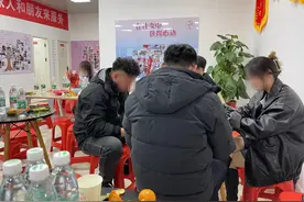 县城相亲沙龙：男生自我介绍完，女生离场一大半丨记者过年图片