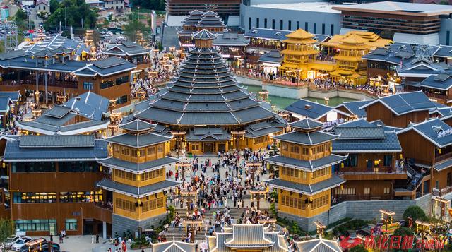 图说丨夜幕下的榆树湾文旅商综合体游人如织