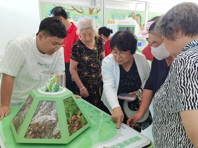 图们市向上街道关工委开展“银发不褪色 科技暖夕阳”老人节活动