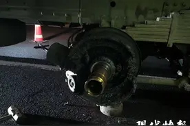 惊险！货车高速上跑掉两个车轮图片