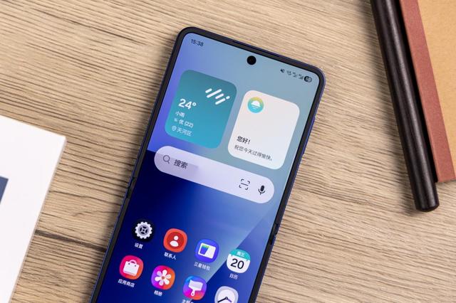 三星Galaxy Z Flip7上手评测：小折叠的新高度，还是熟悉的配方？