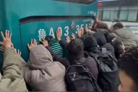 济南公交车暴雪天遇困 乘客们齐心推车冲上短视频热榜图片