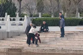 聊城遛弯汉子勇救6岁落水娃，奶奶跪地感谢，上岸后他笑容动人图片