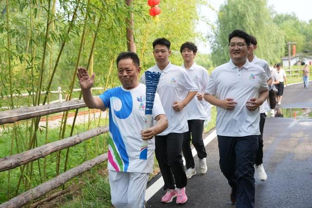 浪溪河畔引“泉炬”！2025济南国际泉水节“泉炬”传递走进平阴洪范泉群